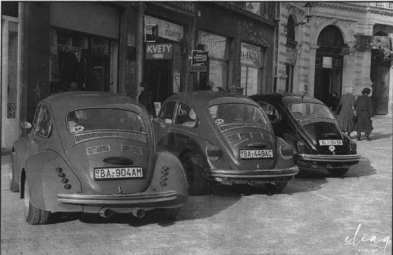 stará fotka áut z bratislavy, vrátane klenotov z volkswagen klubu